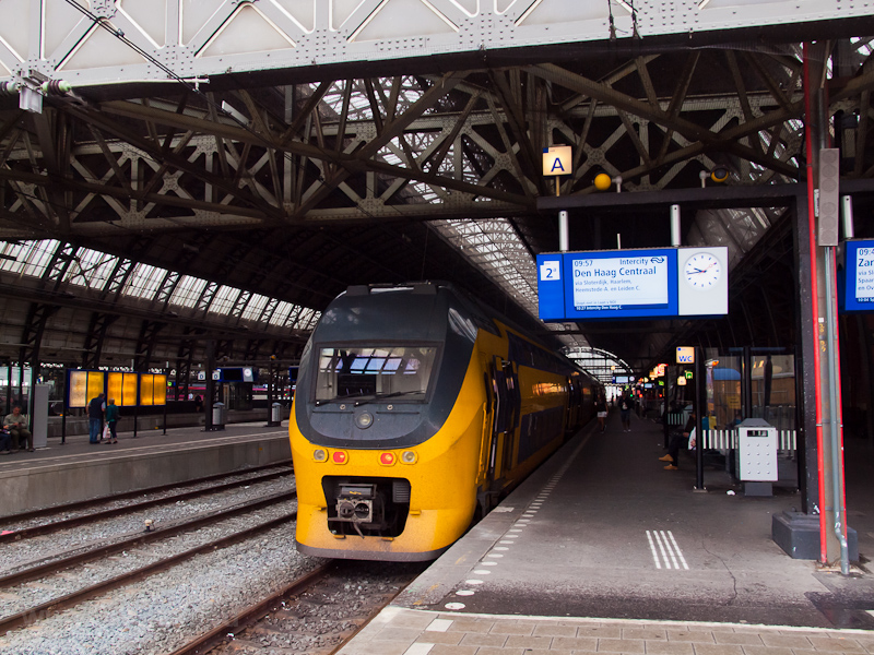Egy, A Hgba kszlő InterCity VIRM motorvonattal Amsterdam Centraal llomson fot