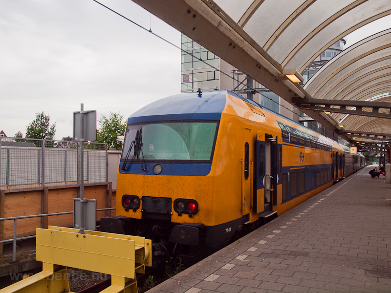 A 7541-es NID-vezrlőkocsi Amsterdam Centraal llomson fot