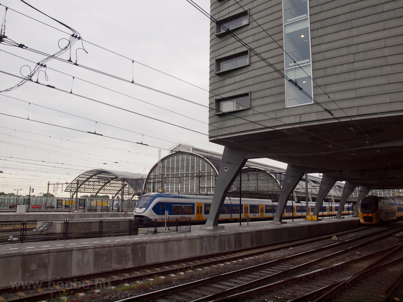 Hatrszes Sprinter LighTTrain Amsterdam Centraalon fot