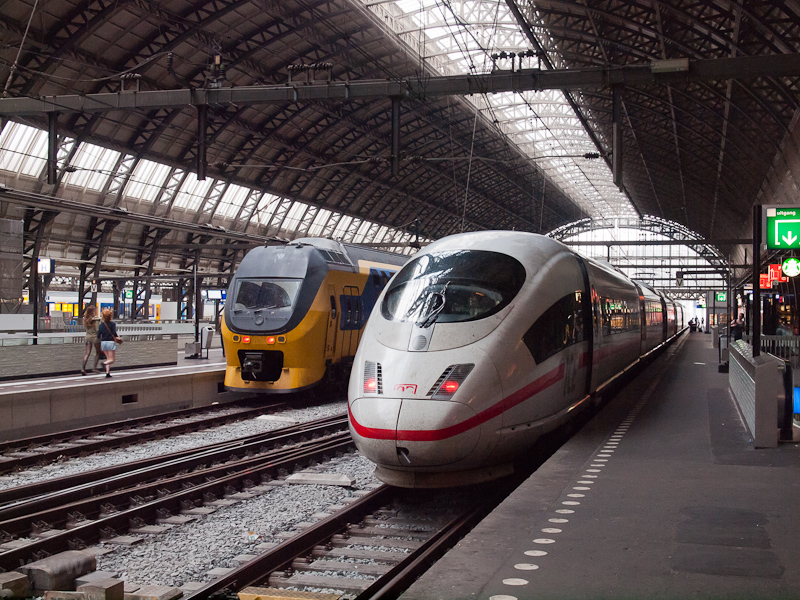 Egy DB 406-os sorozat ngyramrendszerű ICE3-as motorvonat Amsterdam Centraalon fot