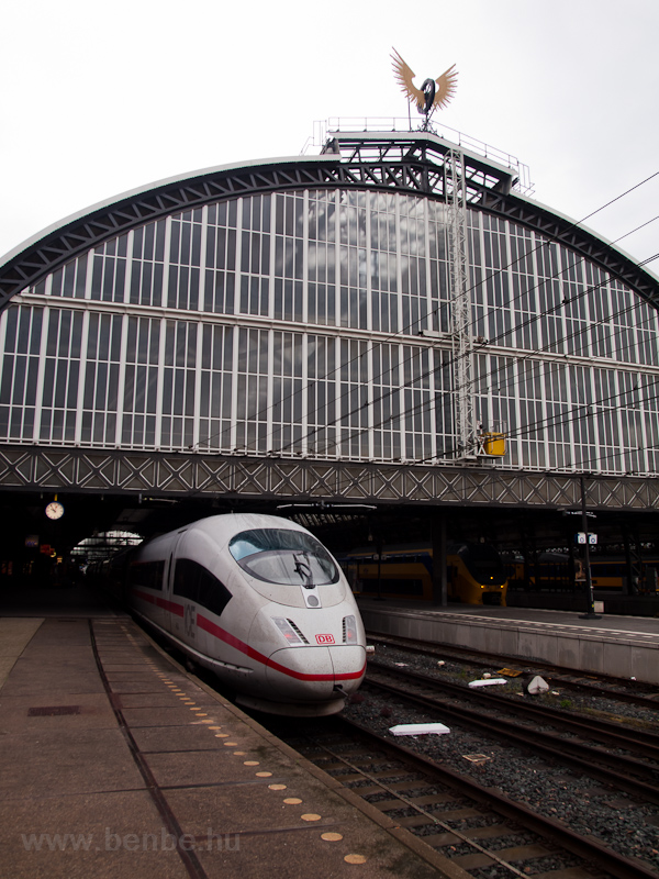 Egy DB 406-os sorozat ngyramrendszerű ICE3-as motorvonat Amsterdam Centraalon fot