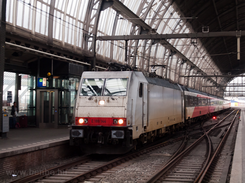 Az AngelTrains E186 144 egy InterCity Direct vonattal Amsterdam Centraal llomson fot