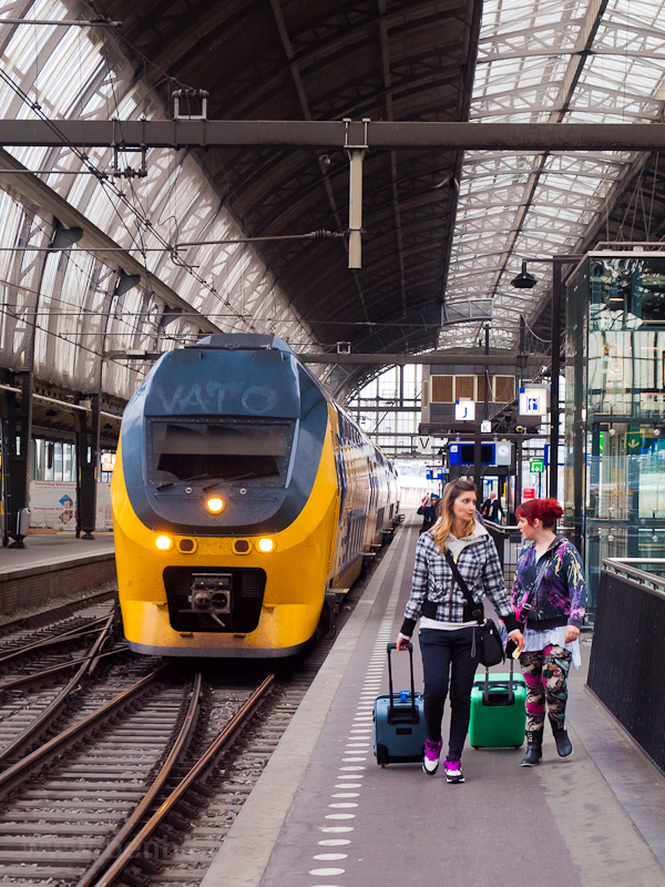 An NS VIRM trainset at Amsterdam Centraal photo