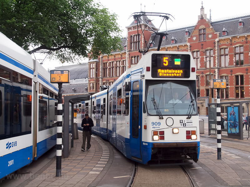 Villamosok Amszterdamban a Centraal Station kzelben fot