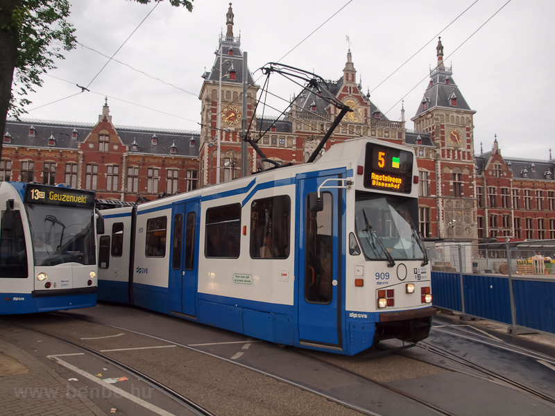 Villamosok Amszterdamban a Centraal Station kzelben fot