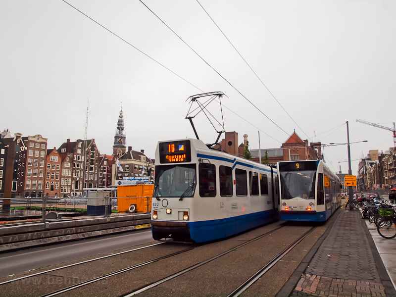 Villamosok Amszterdamban a Centraal Station kzelben fot