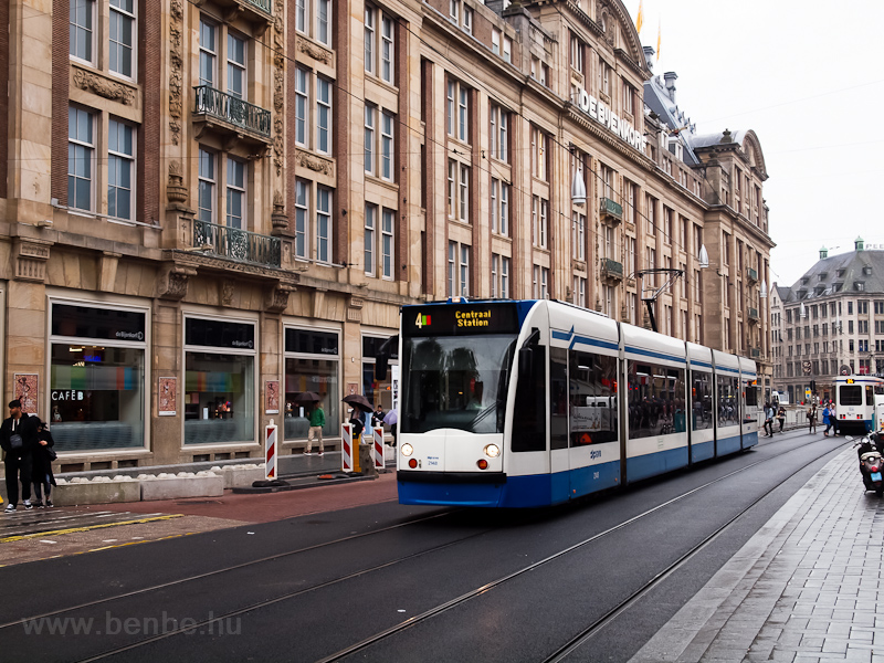 Villamosok Amszterdamban a Centraal Station kzelben fot