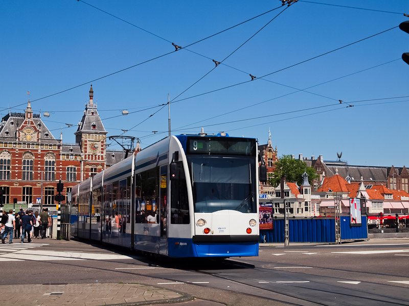 Villamos Amszterdamban, a Centraal Station előtt fot