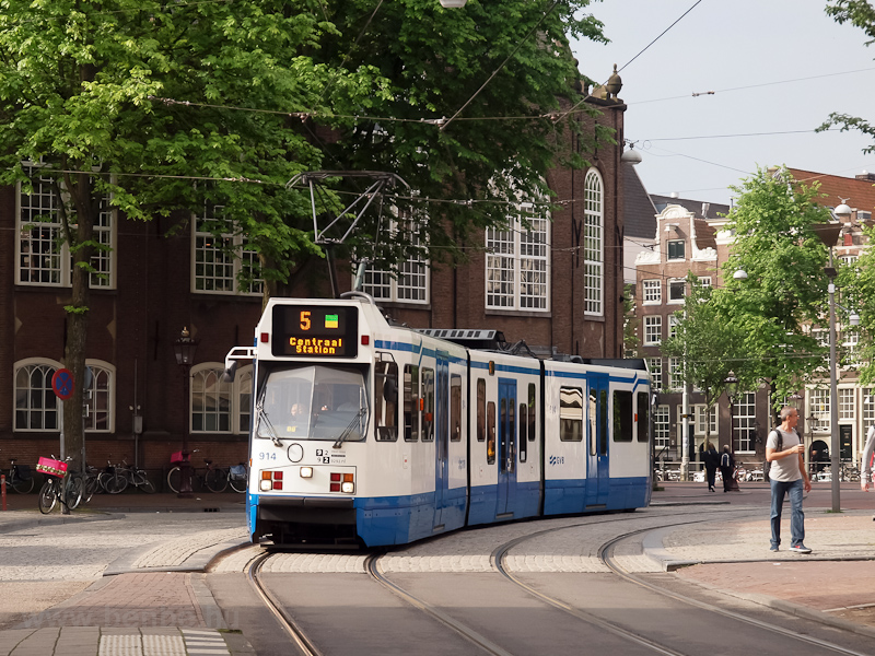 Amsterdam tramcar number 914 (type 11G, builder: La Brugeoise et Nivelles, BN) seen in a very narrow street with occasional track plait (single-track with four rails) sections photo