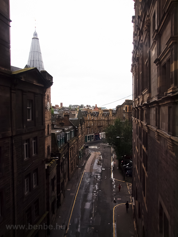 Flelmetesen kihalt utca Edinburghben fot