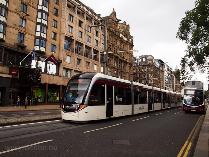 Villamos s modern emeletes busz Edinburghben fot