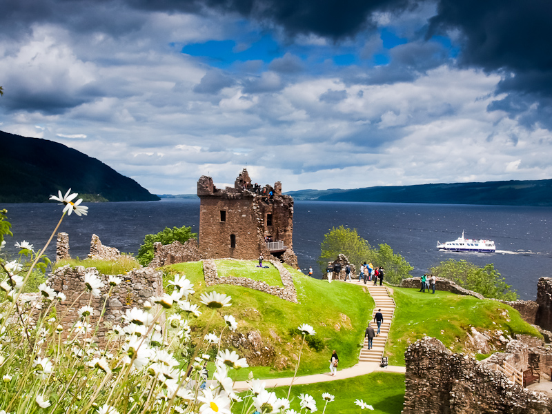 Urquhart Castle a Loch Ness partjn fot