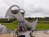 Falkirk Wheel, egy gigantikus hajóemelő, amivel egy 9 zsilipből álló rendszert küszöböltek ki az Edinburgh felső részébe vezető, végig vízszintes Union canal, és az Északi-tengert az Ír tengerrel összekötő, a Firth of Forthból a Firth of Clyde-ig megépített Forth&Clyde canal között