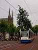 A GVB 2044-es Combino villamosa Amszterdamban, a Singel nevű csatorna partjn