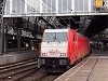 Az E186 120 egy Rotterdamba tartó InterCity Direct vonattal Amsterdam Centraalon