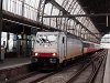 Az AngelTrains E186 144 egy InterCity Direct vonattal Amsterdam Centraal állomáson