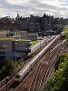 EastCoast IC225 villamos motorvonat érkezik Londonból Edinburgh Waverley állomásra