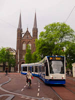 A GVB 2067-es Combino villamosa Amszterdamban