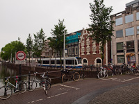 Combino Amszterdamban, a Singel nevű csatorna partjn