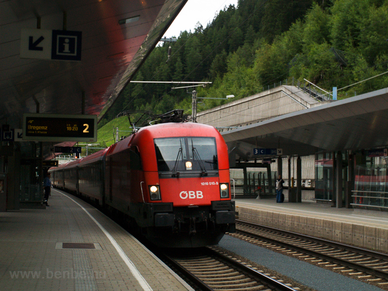 The ÖBB 1016 010-9 seen at  photo