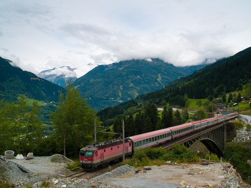 The ÖBB 1044 080 seen betwe picture