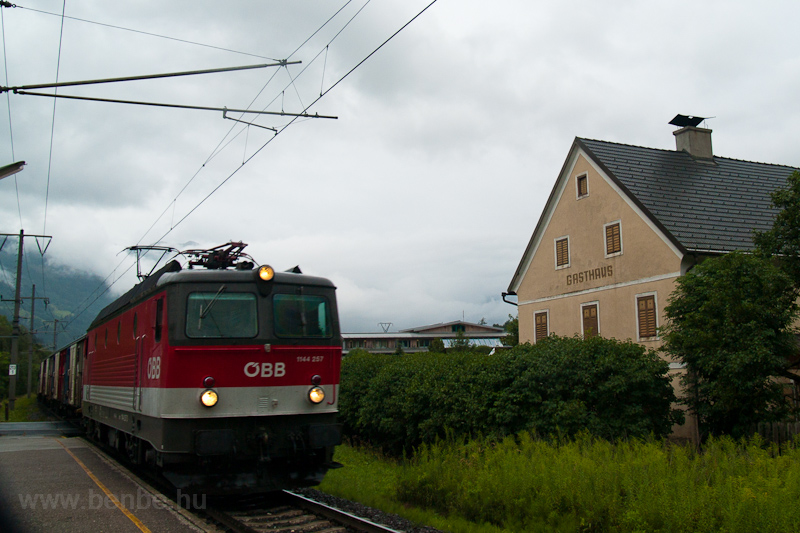 The ÖBB 1144 257 seen at Ma photo