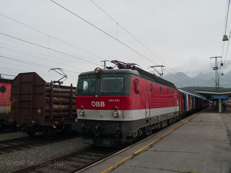 The ÖBB 1144 257 seen at Sp photo