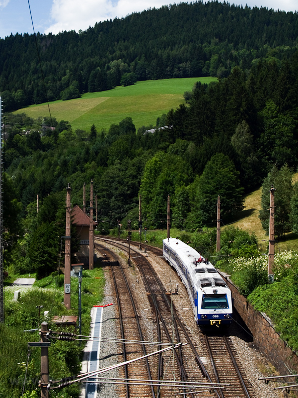 The ÖBB 4020 264-0 seen at  photo