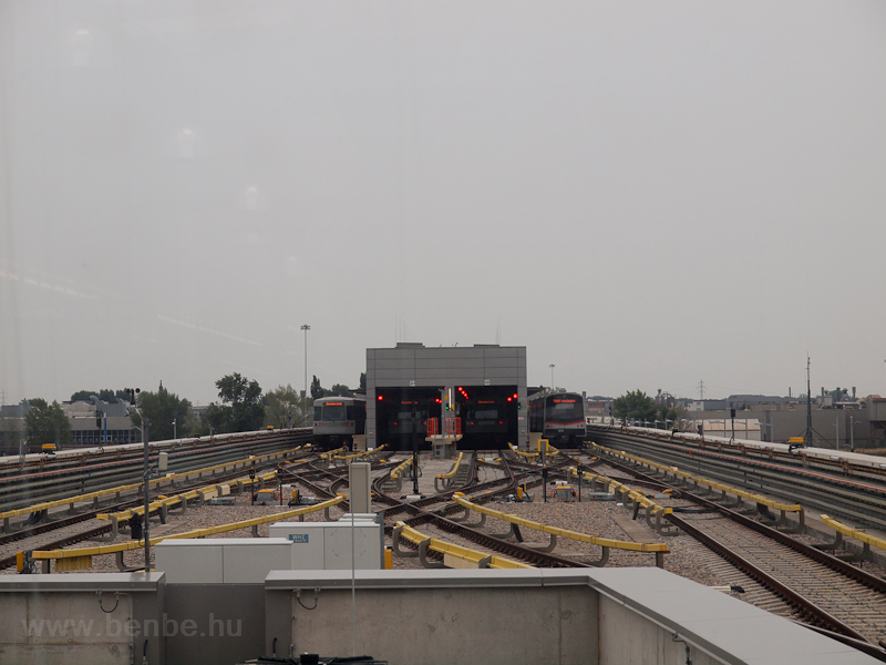 A szntfld kzepre plt metrvonal, a bcsi U2 Seestadt vgllomsnak kis remze s vonatfordtja fot