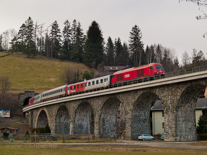 The ÖBB 2016 042 seen betwe picture