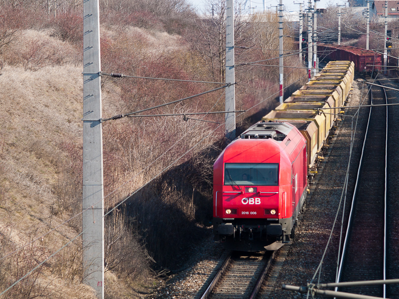 The ÖBB 2016 006 seen betwe picture