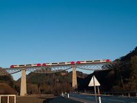 An BB 5022 triple coupled trainset seen between Rohrbach-Vorau and Dechantskirchen on the Lafnitz-viadukt