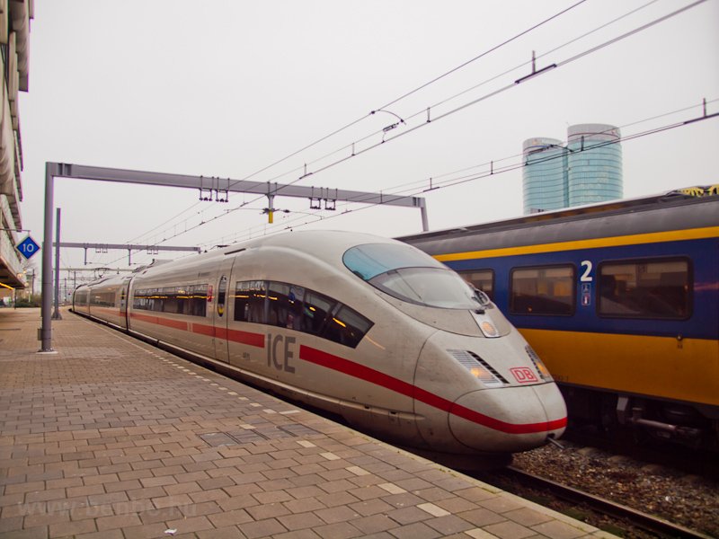 Egy DB ICE3 motorvonat Utrecht Centraal llomson fot