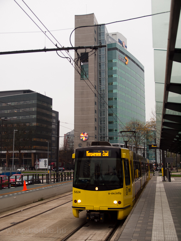 Az 5024-es gyorsvillamos kocsi Utrecht Centraal llomson fot