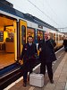 Az NS 2938 pályaszámú Plan Y, háromrészes Sprinter motorvonata Alphen a/d Rijn állomáson, és a vidám személyzetük