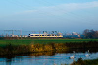 Egy hatrszes (Siemens gyrtmny) NS SLT (Sprinter LightTrain) motorvonat De Vink s Voorschoten kztt