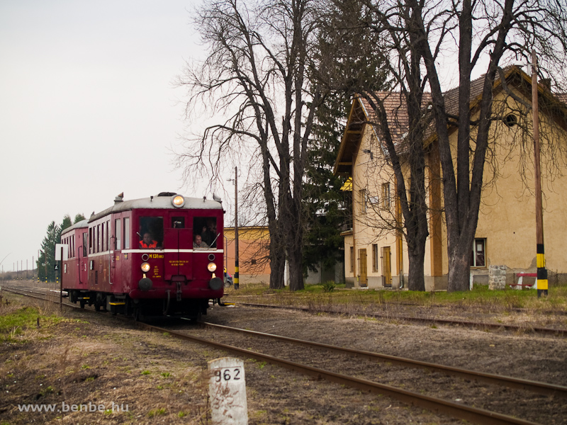 Az M 131.1053 nosztalgia-motorkocsi Litke llomson a Losonc-Nagykrts kztti korridor-vonalon fot