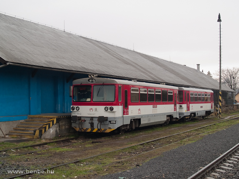 A ŽSSK 812 055-2 plyaszm, feljtott motorkocsi Losoncon fot