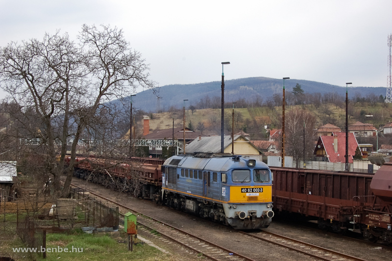 A Jszvast (korbban a MV Hajd kft. tulajdonban lvő) 40 62 002-3 plyaszm dzelmozdonya Somoskőjfaluban, brbeadva a Train Hungarynek fot