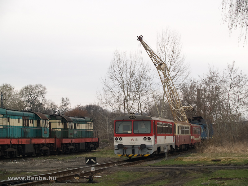 A 812 063-6 Flek fűtőhzban pihen klnbző mellkkocsik s egy daru trsasgban fot