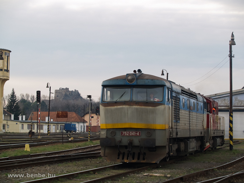 A 752 041-4 a füleki várral fotó