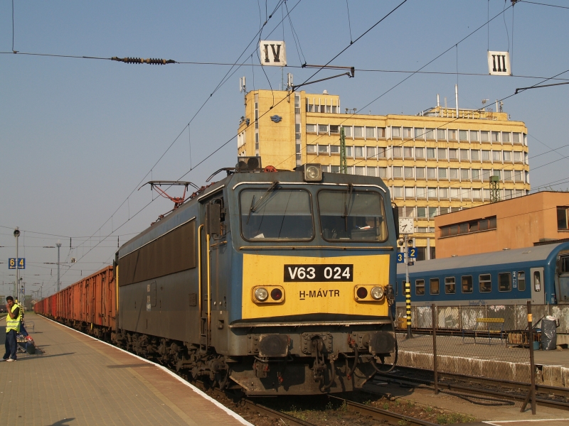 The V63 024 at Pcs with an empty freight train headed to Bosnia-Herzegovina photo