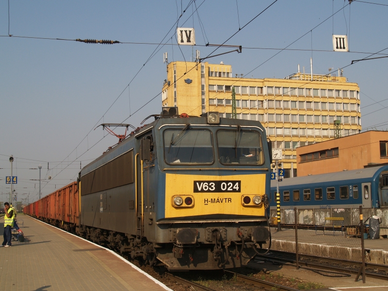 V63 024 Pécs állomáson egy Boszniába tartó üres tehervonattal fotó