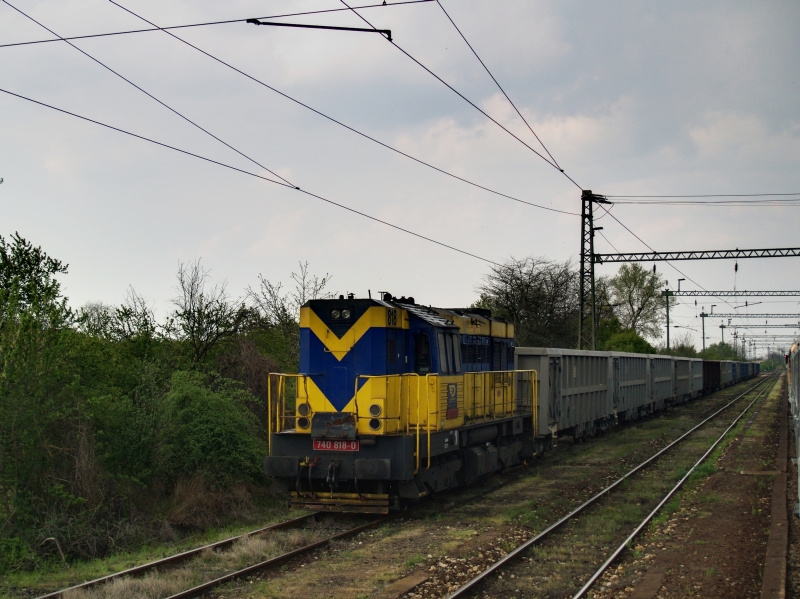 The 740 818-0 with an empty gravel train at Rétszilas photo