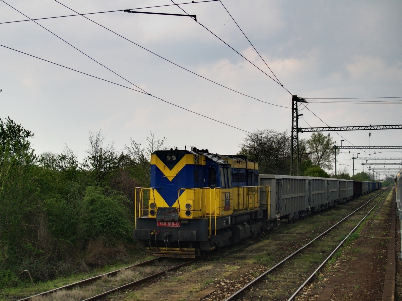 740 818-0 üres kővonattal Rétszilason fotó