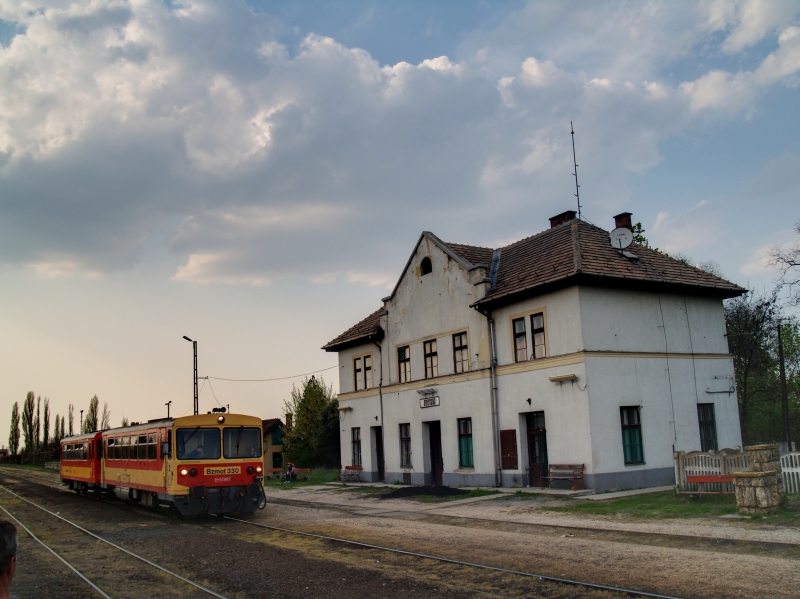 The Bzmot 330 with a passanger train bound for Pusztaszabolcs at Brgnd photo