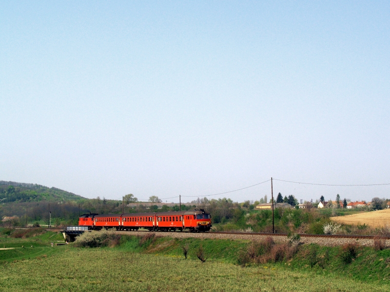 The Btx 011 driving trailer at Vokny stop photo