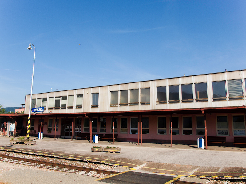 The station building at Ro& photo