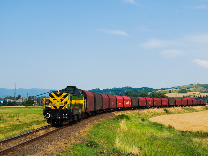 The M40 402 seen with the Preymesser freight train between Tokod and Tát photo