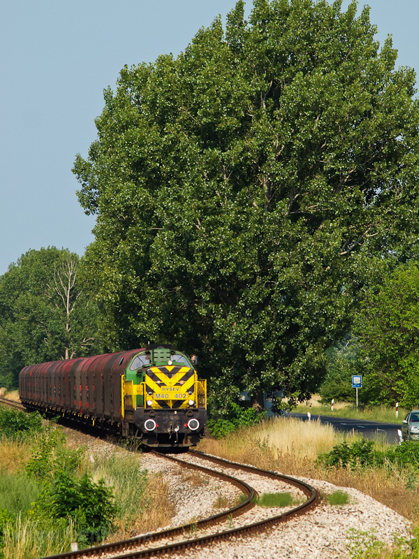 The M40 402 seen with the Preymesser freight train between Dunaalms and Almsfzitő photo